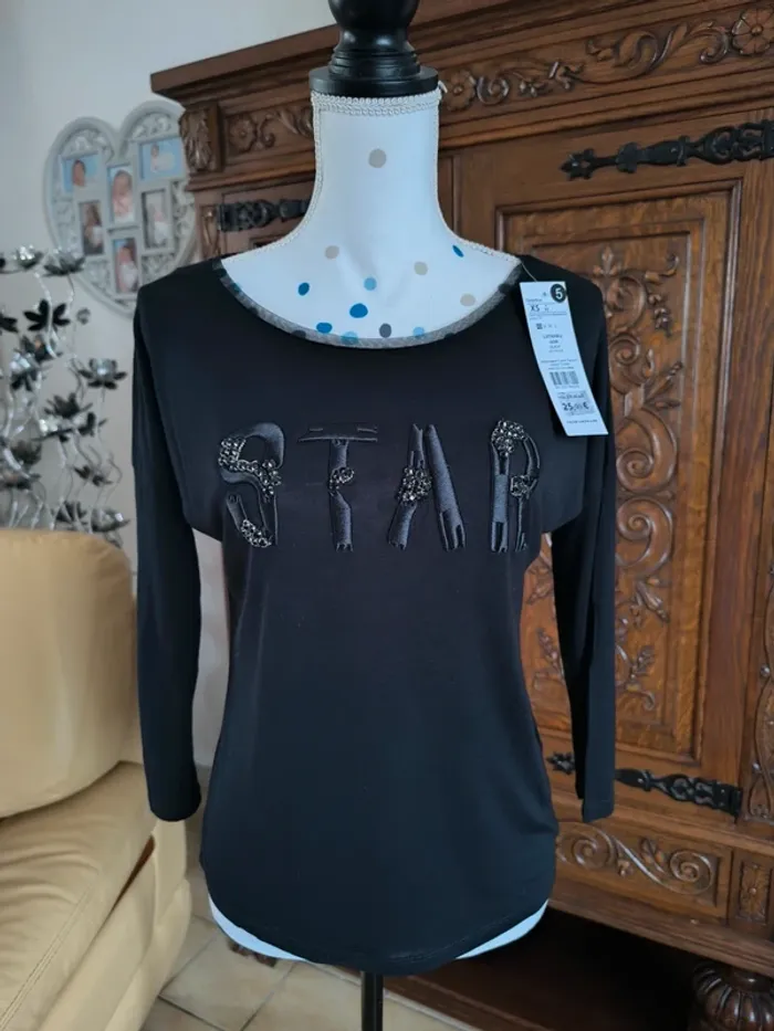 Haut noir avec broderies et strass