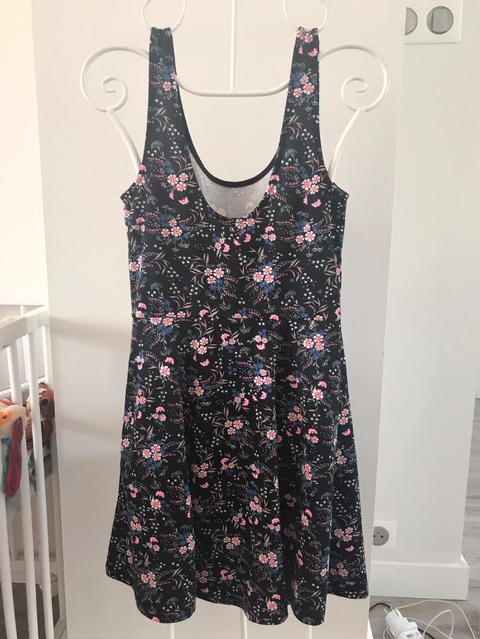 Robe noire à fleurs - photo numéro 2
