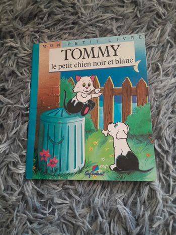 Tommy et le petit chien noir et blanc 🌺