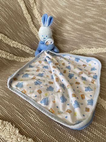 Peluche doudou mouchoir 32cm MFG éducation lapin bleu et blanc très bon état