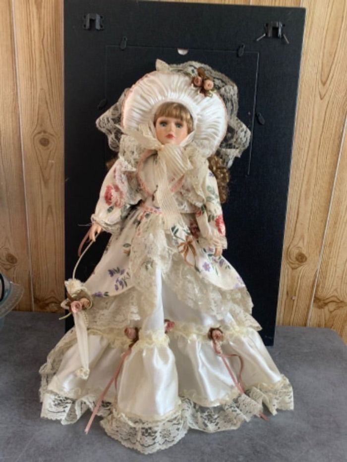 Poupée en porcelaine 46 cm + autre