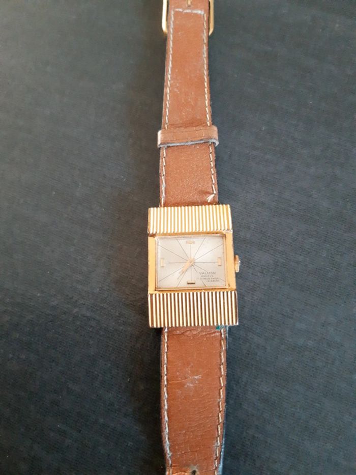 Montre femme plaque or