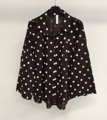 Chemise marrons foncés à pois blancs oversize – style tendance