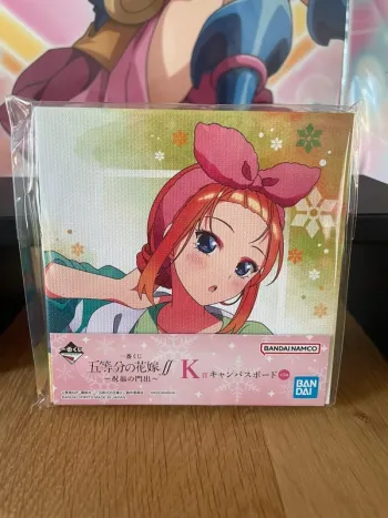 The Quintessential Quintuplets – Canvas Board Yotsuba Nakano Ichiban Kuji Shukufuku no Kadode 11 cm