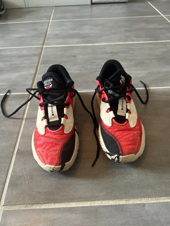 Chaussures de Basket rouge et blanche - photo numéro 2