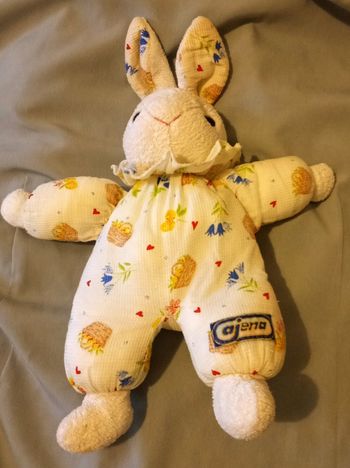 doudou lapin  peluche Ajena  blanc crème vintage ancien posture debout marque Ajena nez brodé fil roses yeux noirs durs plastique tissu chiffon fleuri floral fleurs