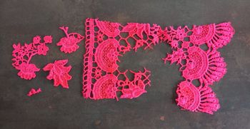 Chutes dentelle peinte pour création textile DIY