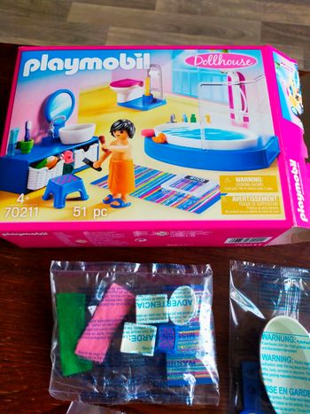 Salle de bain avec baignoire