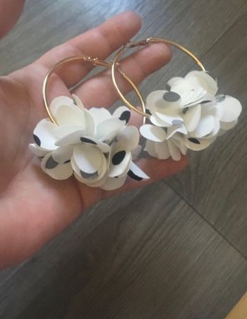Créoles / Boucles d’oreilles à froufrous NEUVES pour femme couleurs blanc, noir et doré