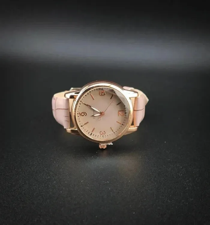 Montre rose lila en reliefs, style classique - photo numéro 2