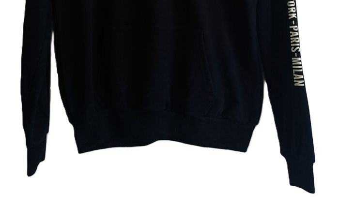 Sweat noir a capuche decor roses rouges. CC Collection. Taille 38 / 40. - photo numéro 3