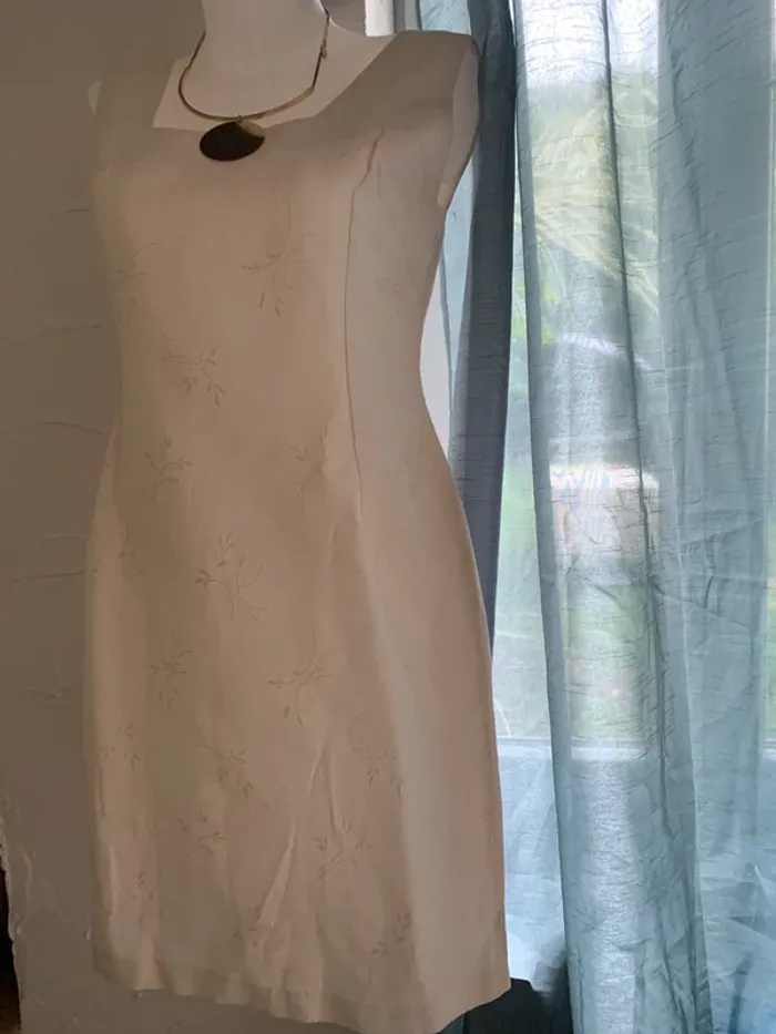 Robe coupe droite blanc cassé taille 42 motif brodé tres bon état doublure - photo numéro 4
