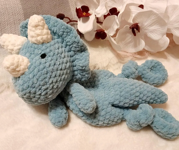 🦖 Doudou Tricératops au crochet – Fait main avec amour 🧶💚