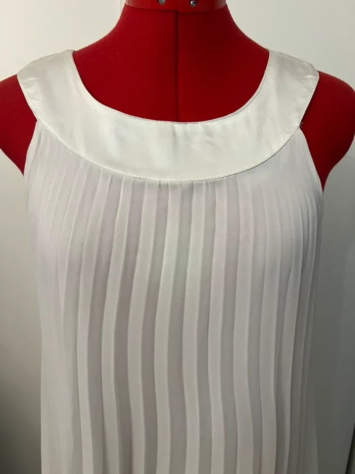 Robe plissée sans manches blanche