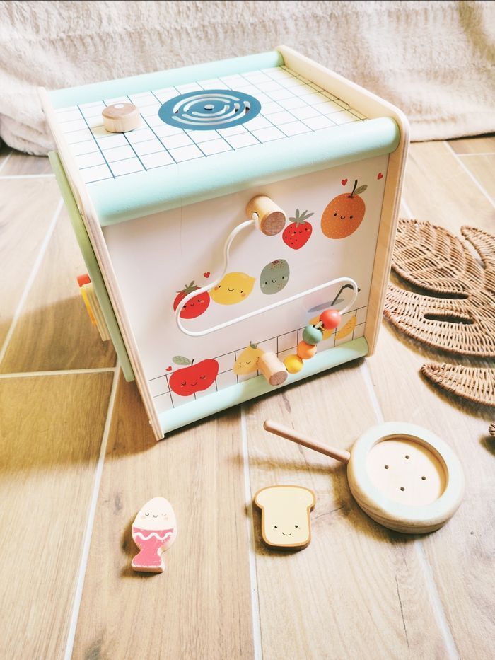 🍳Jouet d'imitation - Cuisine/ Cube multi activités en bois - marque Vertbaudet - photo numéro 2