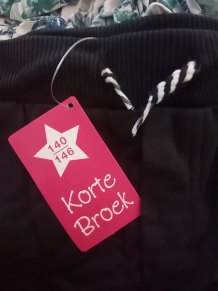 Lot été fille 10 ans 4 pièces dont 2 neufs avec étiquette - photo numéro 2