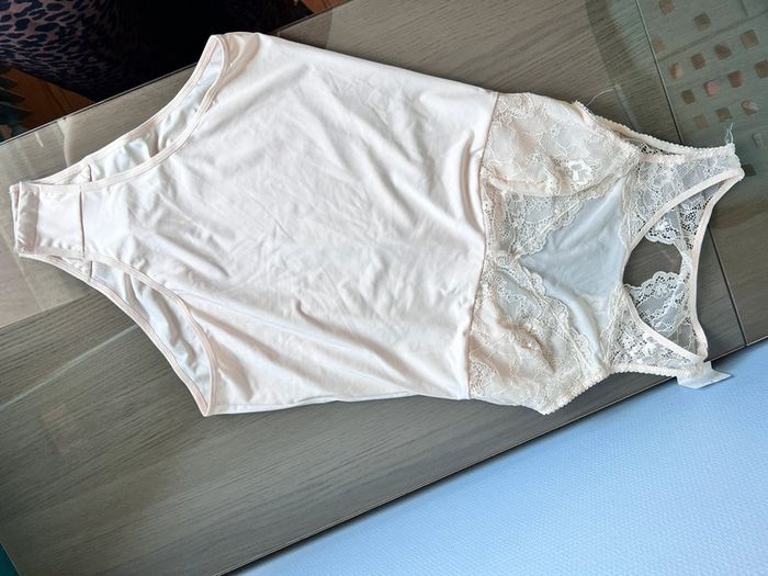 Body habillé / dentelle beige neuf et étiqueté taille M