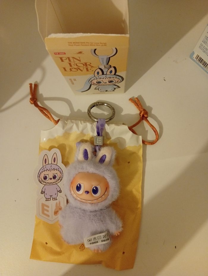 Labubu authentique pin for love E