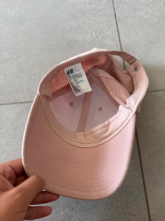 Casquette rose clair H&M, bon état mais il y a des petites traces à l'intérieur , taille 56/62 - photo numéro 2