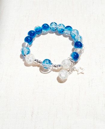 Bracelet perles en verre bleues et blanches avec breloques