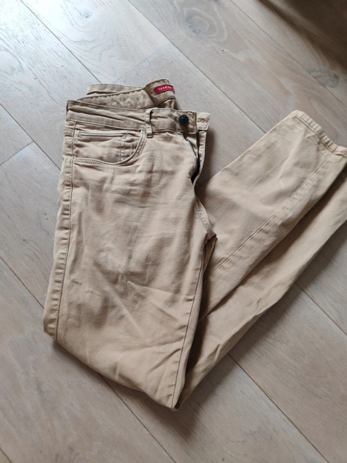 Pantalon marron.