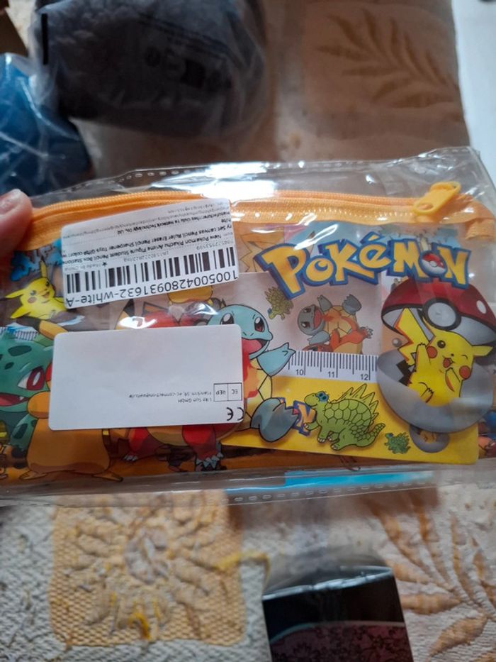 Magnifique trousse de crayon pokemon neuve