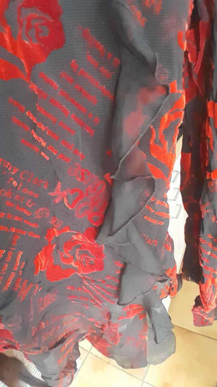 Haut femme rouge et noir, volants , taille 38/40 asymétrique - photo numéro 3