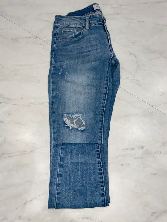Jeans troué - photo numéro 3