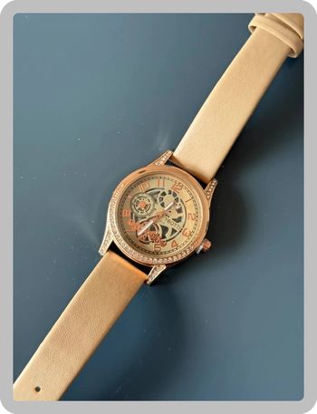 Montre dorée à cadran doré