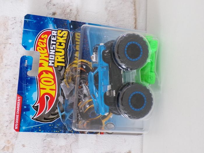 Monster trucks - Hot Wheels - Dodge Charger (J24)