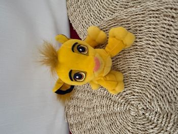 Petite peluche lion Simba DISNEY Hasbro Le Roi lion lionceau yeux brodés