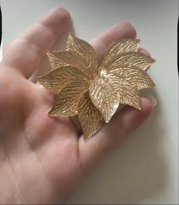 Boucles d’oreilles NEUVES pour femme forme pétales de fleurs couleur doré
