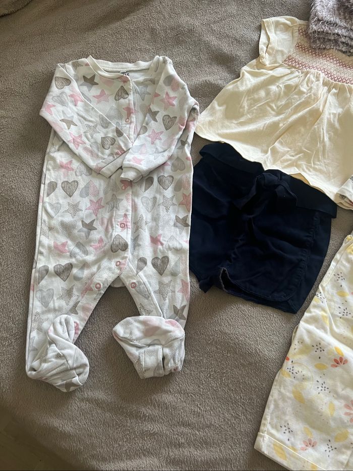 Lot vêtements bébé fille Taille 9 mois - photo numéro 2