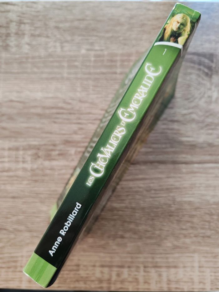 Anne Robillard ⭐ Les chevaliers de L' émeraude Tome 1 - photo numéro 3