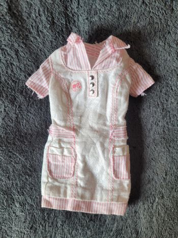 Robe Barbie nurse 2010