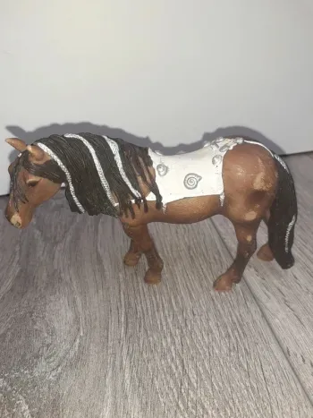 Cheval avec selle