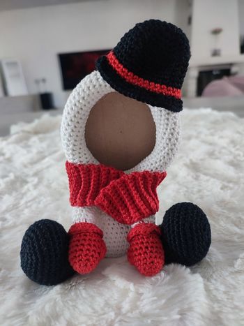 Cadre photo bonhomme de neige au crochet blanc, noir et rouge