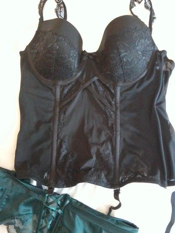 Guêpière  corset noire et bas vert foncé