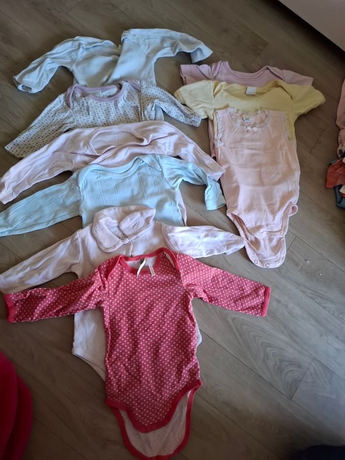 Lot d e 9 bodies 6 mois