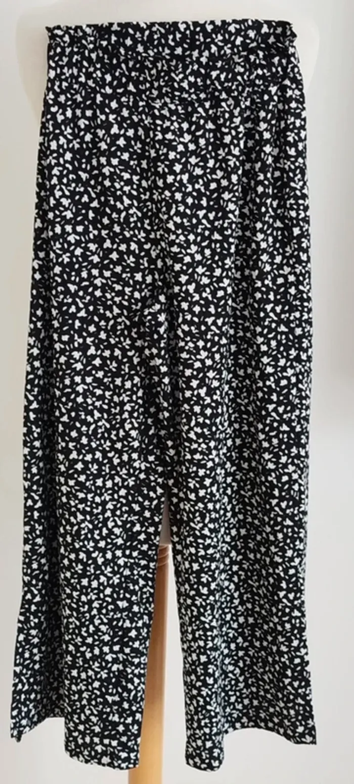 Pantalon léger noir à motifs blancs Kiabi taille XS - photo numéro 2