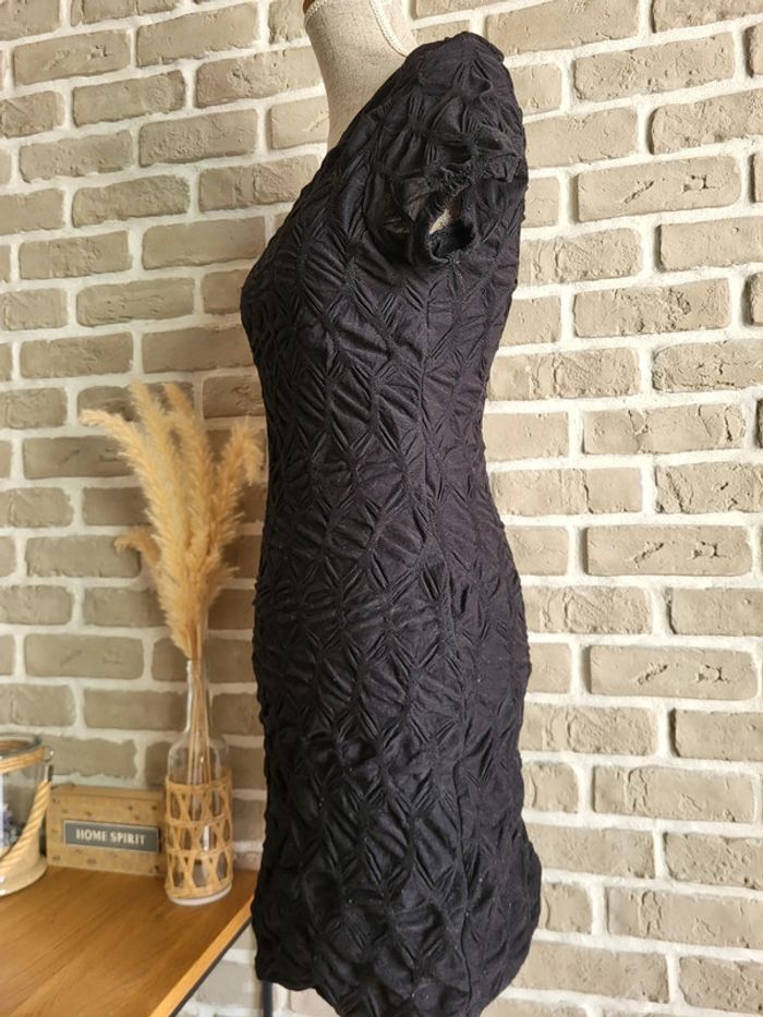 Petite robe noire Zara tissu texturé - photo numéro 10