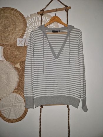 Pull col v à capuche