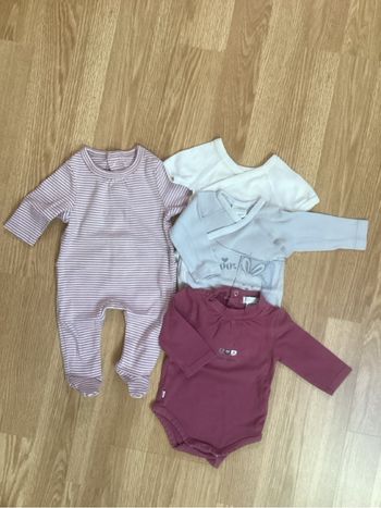 Lot fille 1 mois pyjama et bodies