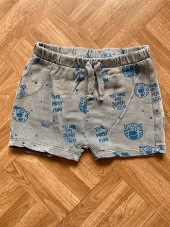Short gris avec motifs bleu taille 18/24 mois Zara