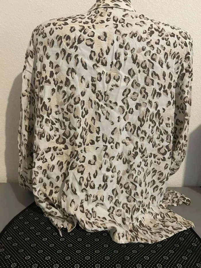 Blouse léopard manches longues
En excellent état taille 46/48 - photo numéro 2