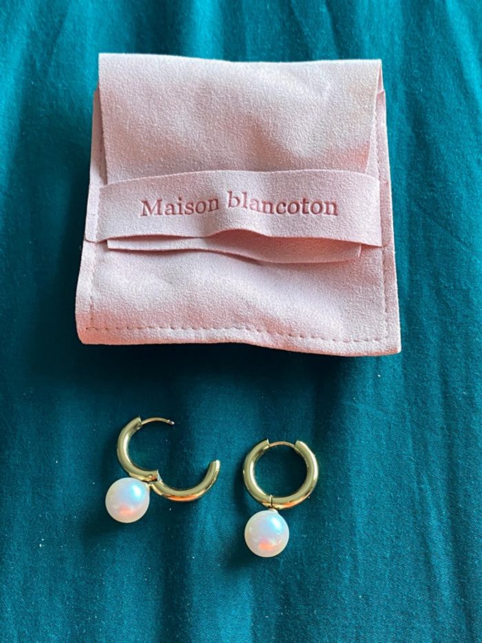 Boucles d’oreilles dorées perles blanches maison blancoton