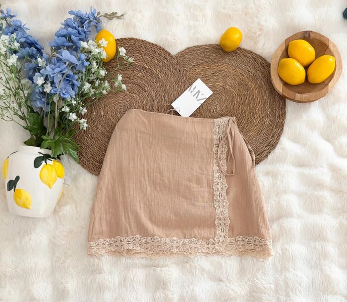 Jupe beige avec dentelle Zara taille L