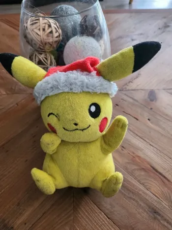 Peluche pokemon Pikachu de Noël en bon état