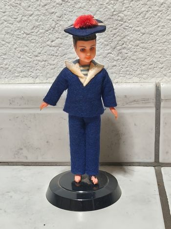 Poupée vintage vêtue d'un uniforme de Marin Original 
Année 1976 Inscription Boulogne sur le béret du marin.