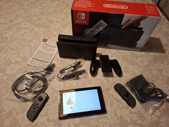 Nintendo Switch 32 Go Console avec Manettes Joy-Con Grises Non Patché